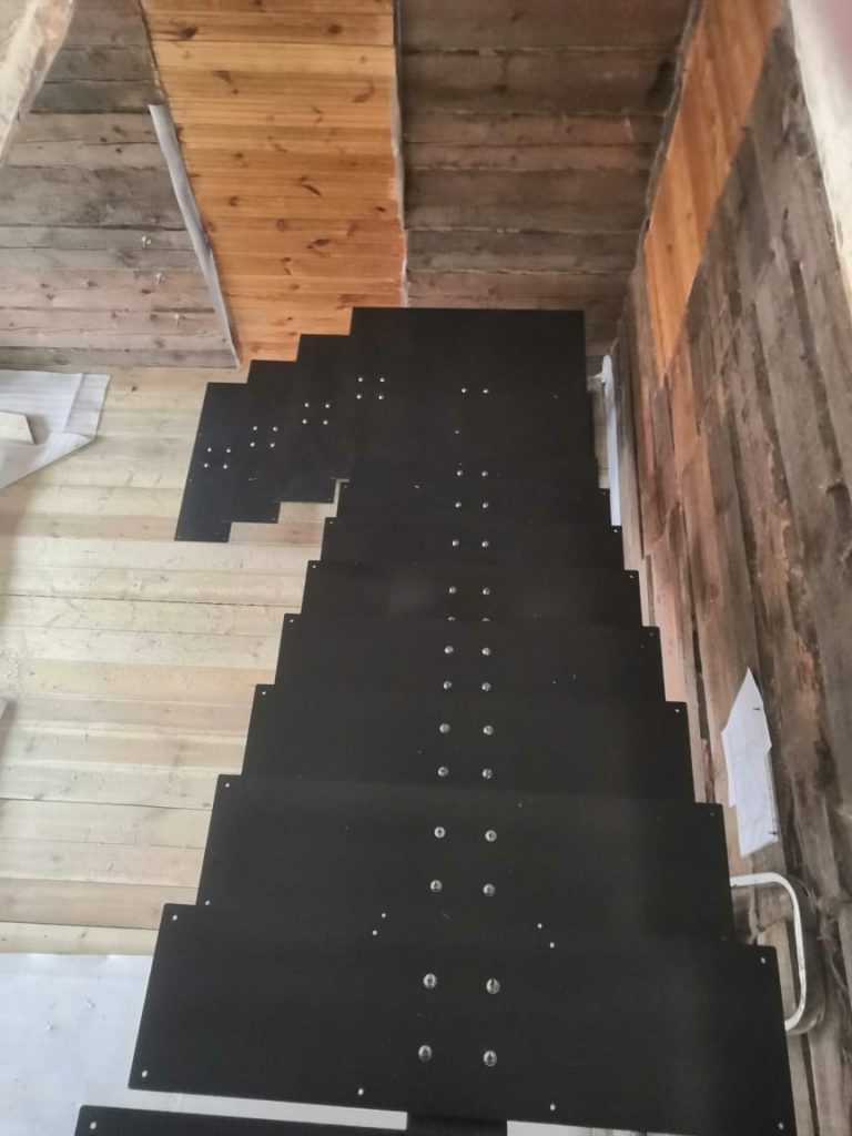Открытый металлокаркас для пристенной лестницы