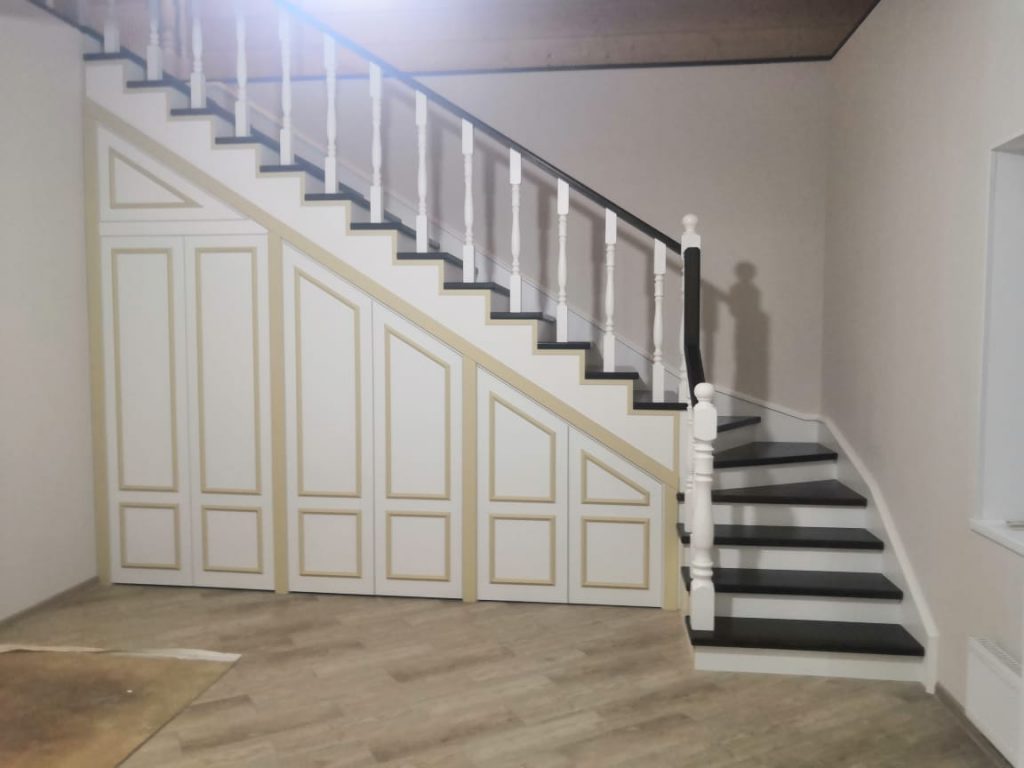 Комбинированная пристенная лестница для дома