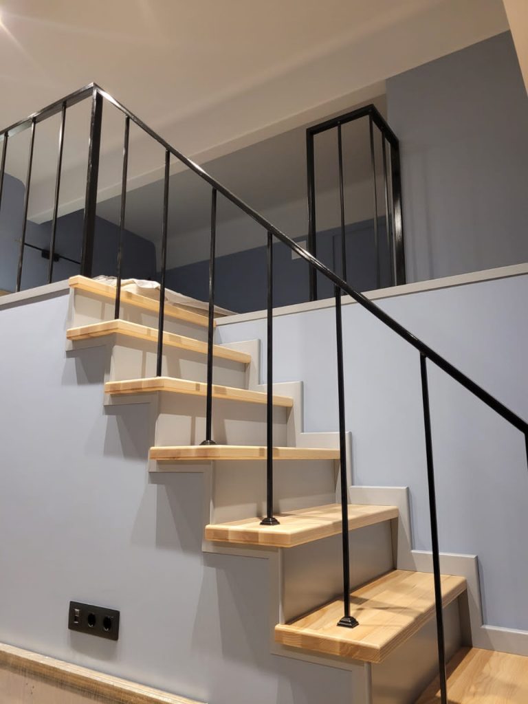 Эксклюзивная лестница для двухуровневой квартиры