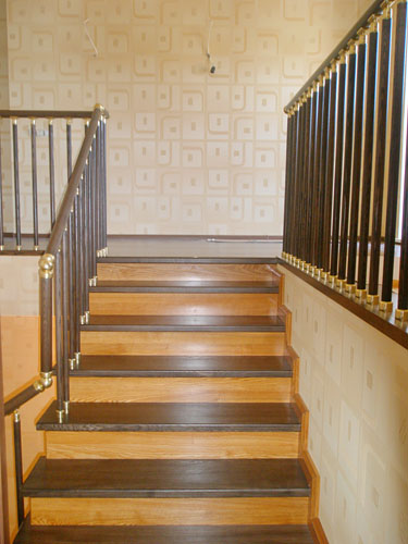118. Лестница с балюстрадой: два цвета дерева