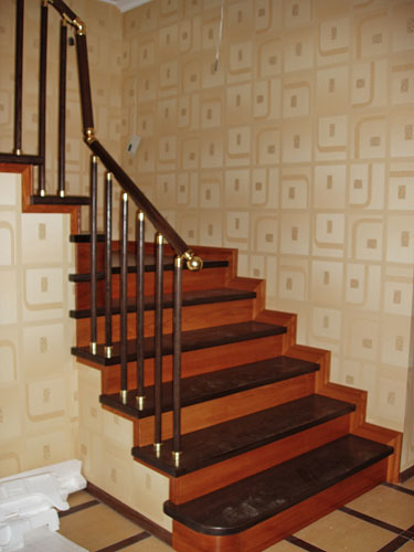 118. Лестница с балюстрадой: два цвета дерева