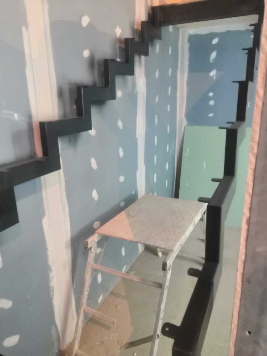 Открытый металлокаркас Г-образной лестницы