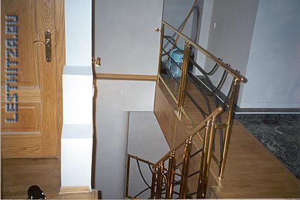 195. Лестница открытая с металлическими поручнями