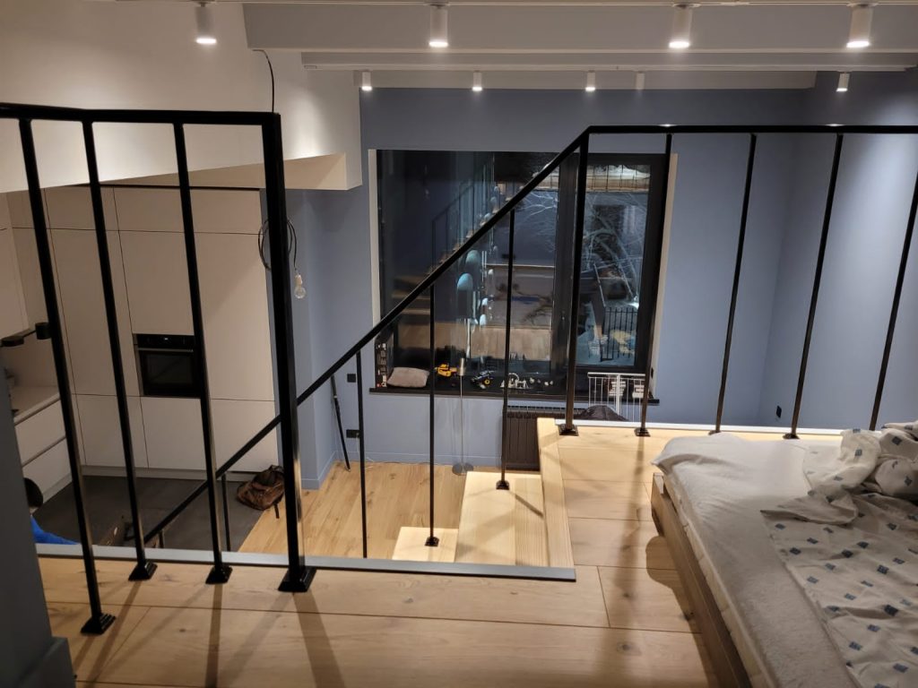 Эксклюзивная лестница для двухуровневой квартиры