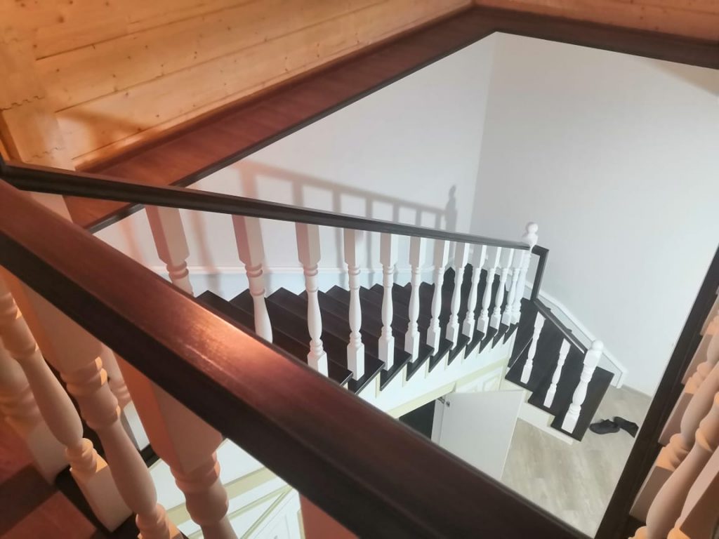 Комбинированная пристенная лестница для дома