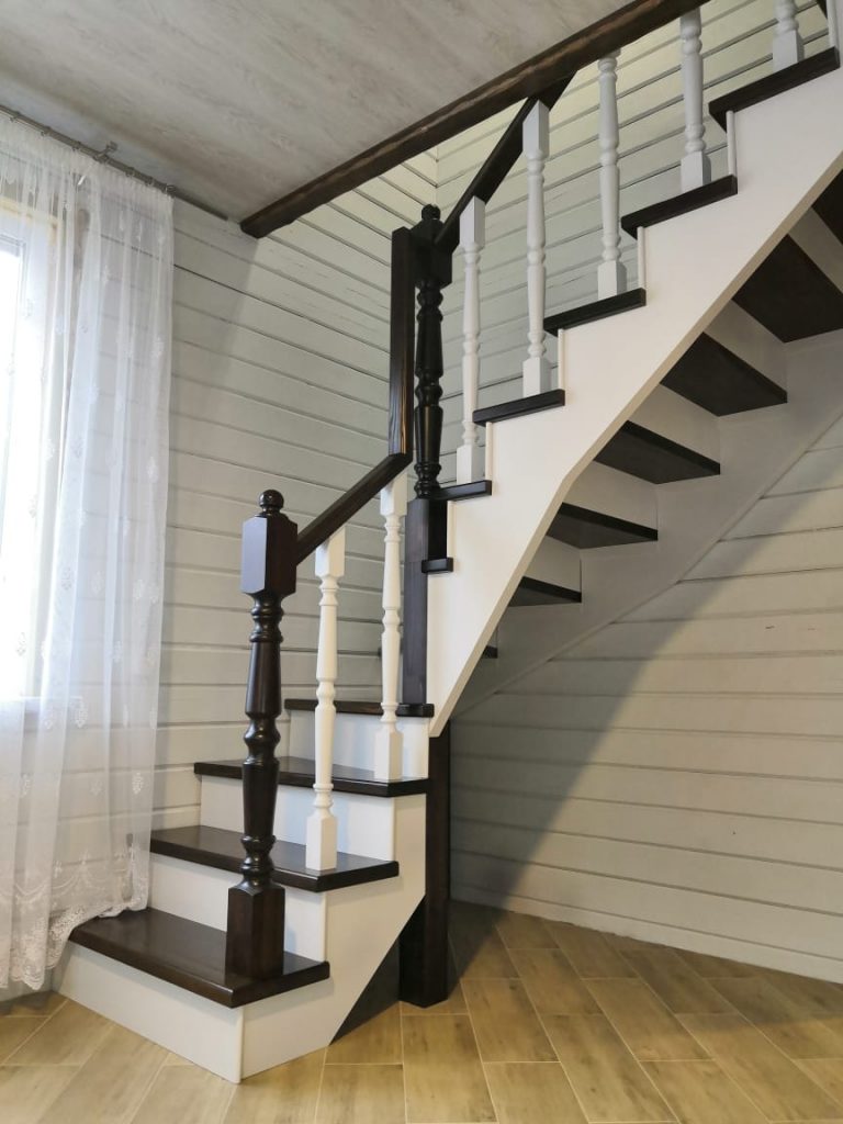 Деревянная лестница на тетивах (два цвета)