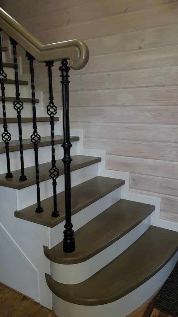 Деревянная лестница с кованым ограждением и подвальная лестница