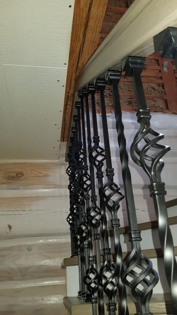 Деревянная лестница с кованым ограждением и подвальная лестница