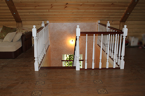 102. Двухцветная деревянная балюстрада межэтажной лестницы