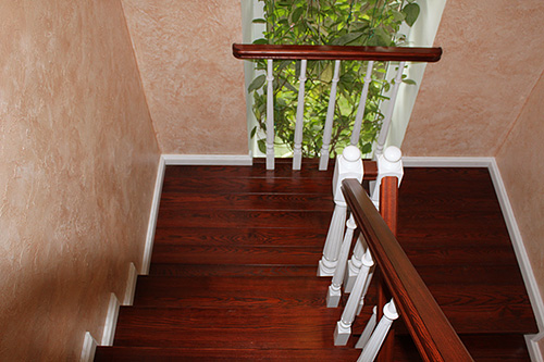 102. Двухцветная деревянная балюстрада межэтажной лестницы