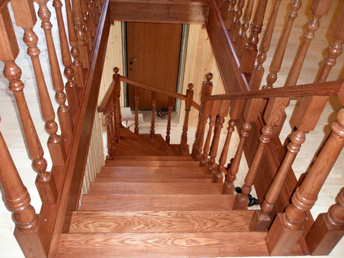 117. Деревянная лестница с балюстрадой на втором этаже