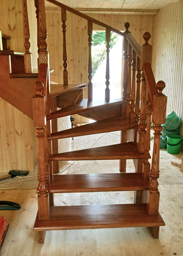 117. Деревянная лестница с балюстрадой на втором этаже