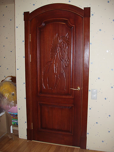 024. Комплект дверей с резными рисунками, декоративные решетки и лестница