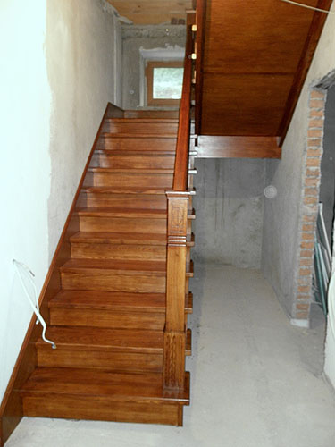 174. Лестница с геометрическим декором ограждения