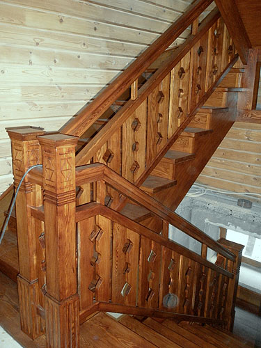174. Лестница с геометрическим декором ограждения