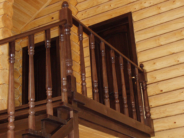 090. Двери и лестница в интерьере загородного дома