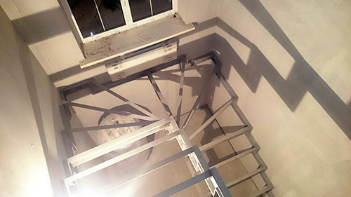 229. Металлокаркас П-образной лестницы на второй этаж