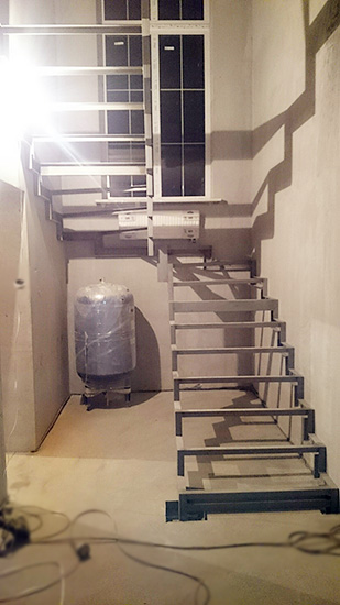 229. Металлокаркас П-образной лестницы на второй этаж