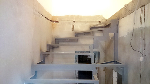 232. Металлокаркас пристенной П-образной лестницы