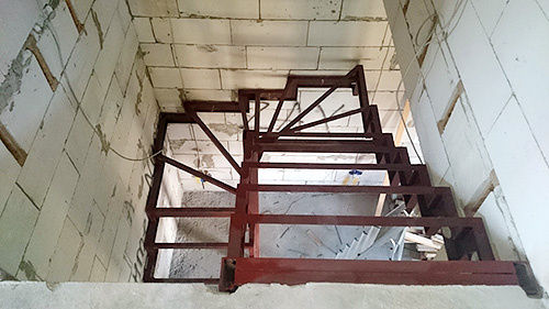 133. Металлический каркас для одномаршевой лестницы на центральном столбе