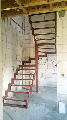 133. Металлический каркас для одномаршевой лестницы на центральном столбе