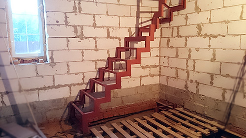 136. Металлический каркас для лестницы с забежными ступенями