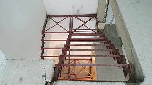 128. Металлический каркас для лестницы с поворотом на 180 градусов и подъёмом в 2 этажа