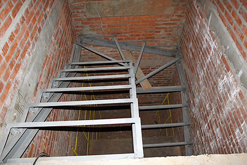 123. Металлический каркас для лестницы с забежными ступенями