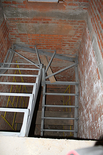 123. Металлический каркас для лестницы с забежными ступенями