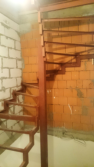 239. Металлокаркас поворотной лестницы на центральном столбе