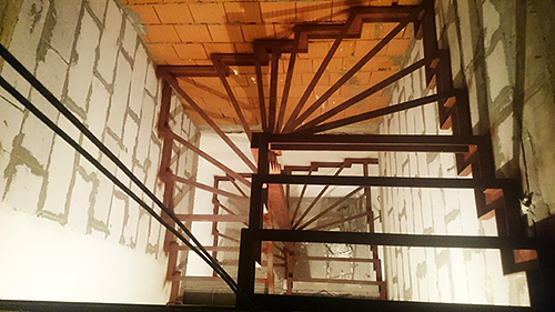 239. Металлокаркас поворотной лестницы на центральном столбе