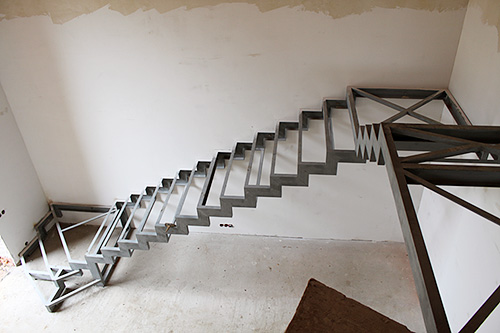 124. Металлокаркас для Г-образной лестницы с забежными ступенями