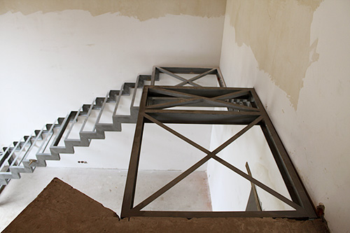 124. Металлокаркас для Г-образной лестницы с забежными ступенями