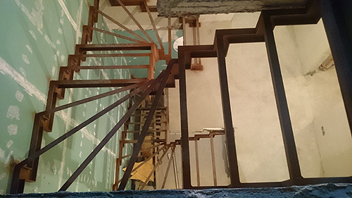 247. Металлический каркас П-образной лестницы подъемом на два этажа