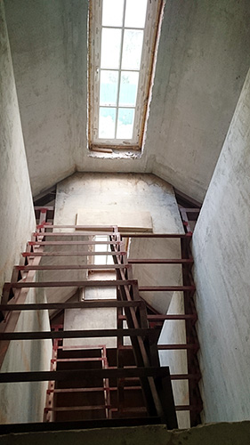 135. Металлокаркас лестницы в эркере с подъёмом на два этажа