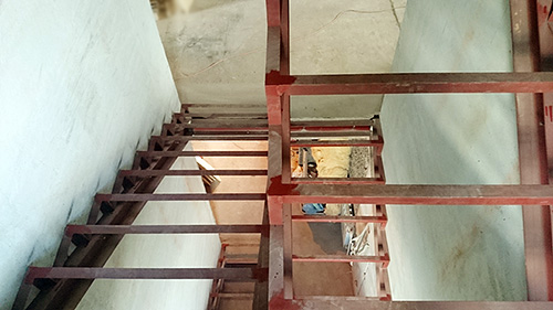 135. Металлокаркас лестницы в эркере с подъёмом на два этажа