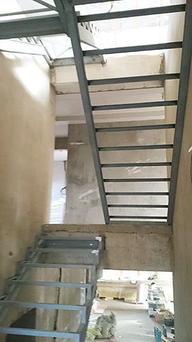 125. Металлический каркас для П-образной лестницы с подъёмом на 2 этажа