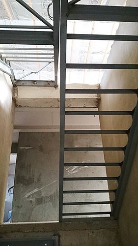 125. Металлический каркас для П-образной лестницы с подъёмом на 2 этажа