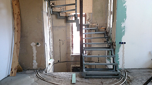 122. Металлокаркас для лестницы в эркере с подъёмом на два этажа