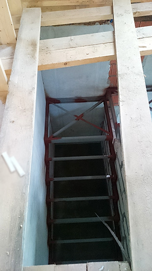 240. Металлический каркас лестницы на второй этаж с поворотом на 180 градусов