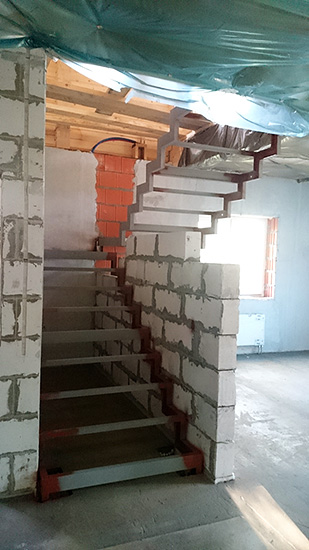 240. Металлический каркас лестницы на второй этаж с поворотом на 180 градусов