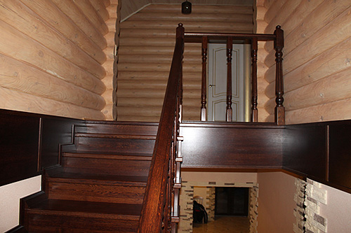 172. Классическая лестница из массива дуба с тонировкой анегри