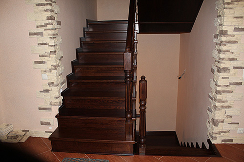 172. Классическая лестница из массива дуба с тонировкой анегри