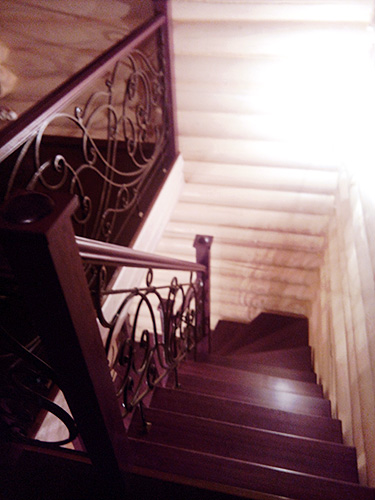227. Самонесущая деревянная лестница с кованым ограждением для бревенчатого дома