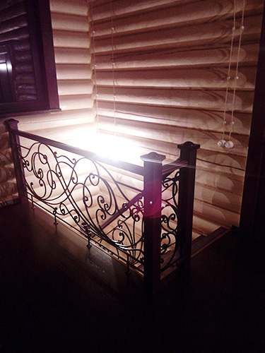 227. Самонесущая деревянная лестница с кованым ограждением для бревенчатого дома
