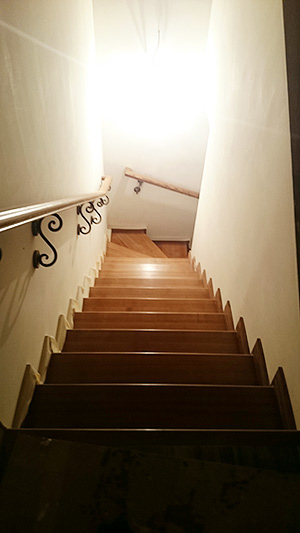 228. Лестница с кованым ограждением на второй этаж