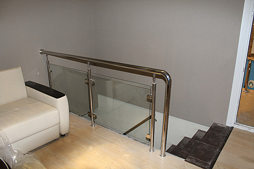 141. Керамическая лестница с пристенным поручнем балюстрадой из стекла и нержавеющей стали
