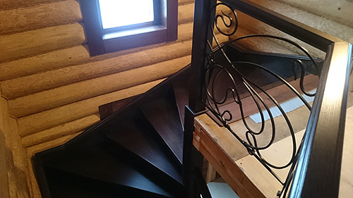 248. Деревянная лестница с ковкой и балюстрада