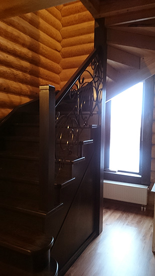 248. Деревянная лестница с ковкой и балюстрада