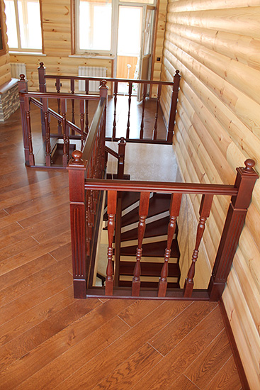 256. Классическая деревянная лестница на металлокаркасе с балюстрадой (1)